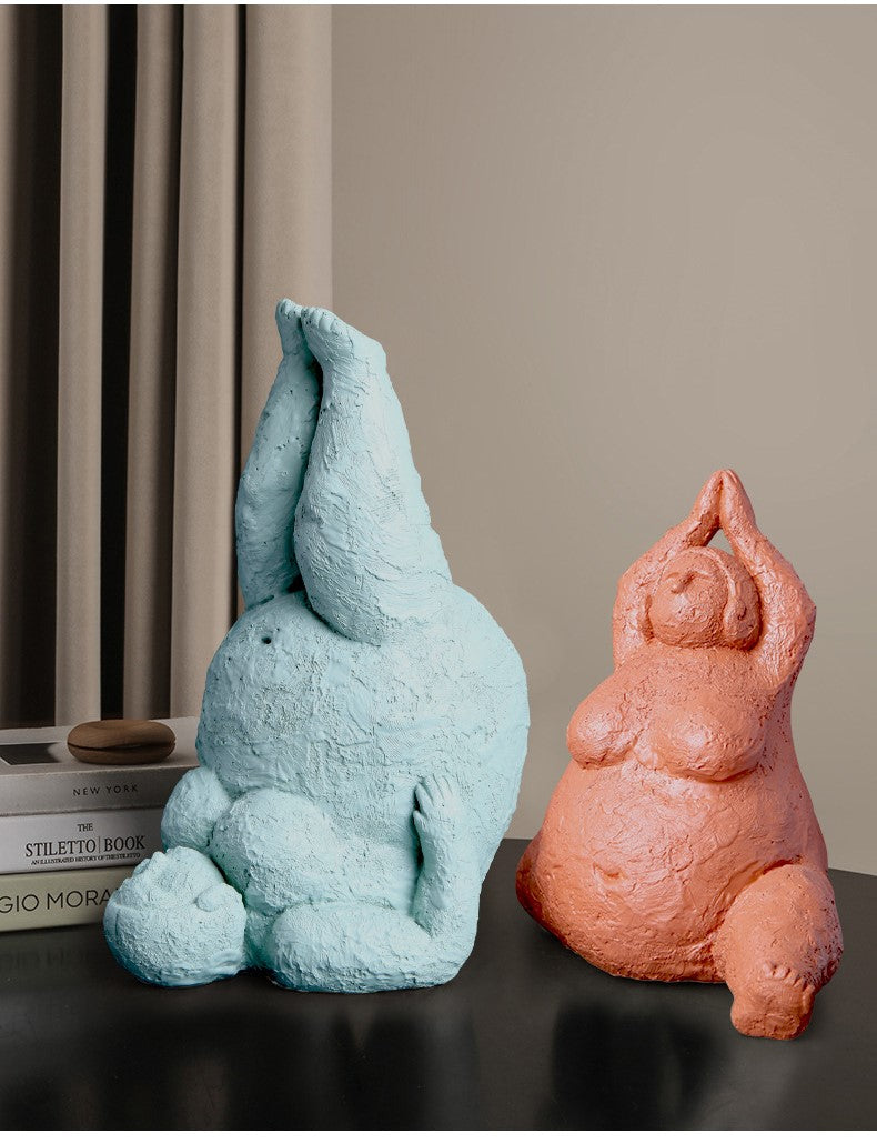 Figura artística de mujer yoga – Escultura curvy decorativa