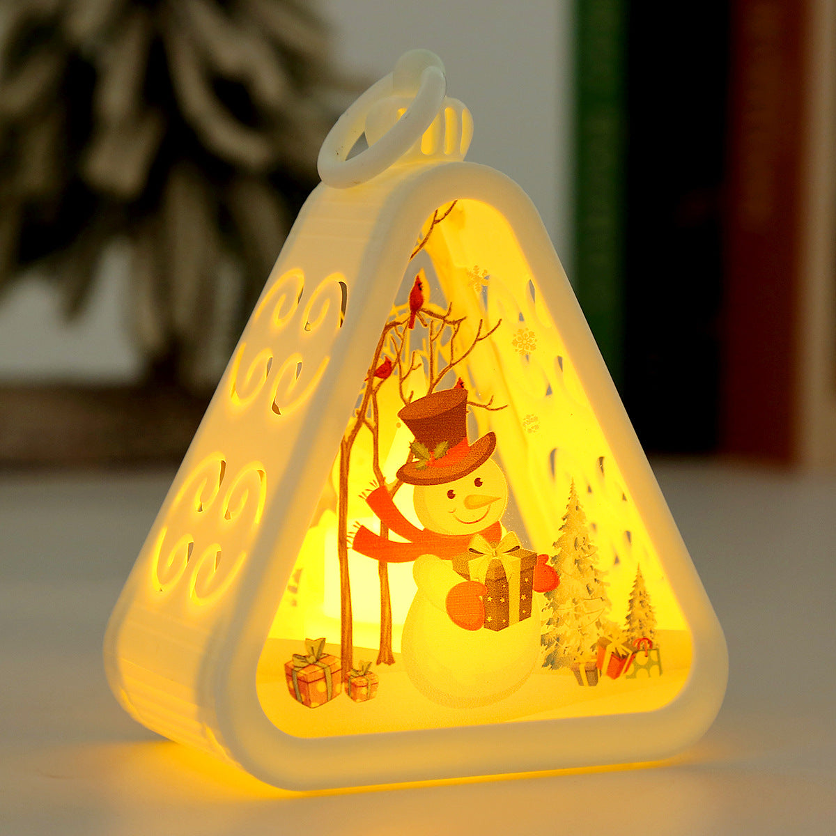 Farol navideño triangular con luz LED — diseño muñeco de nieve