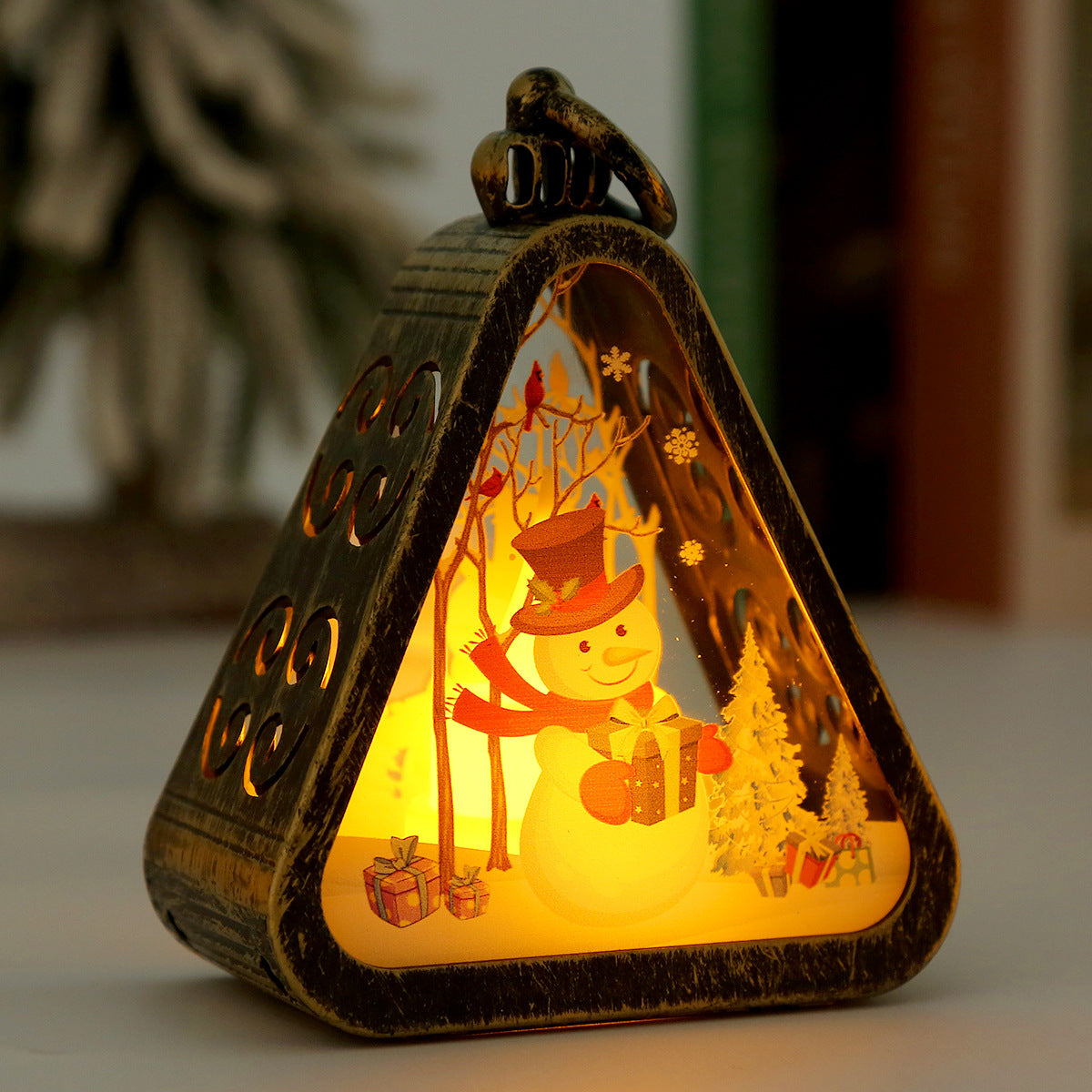 Farol navideño triangular con luz LED — diseño muñeco de nieve