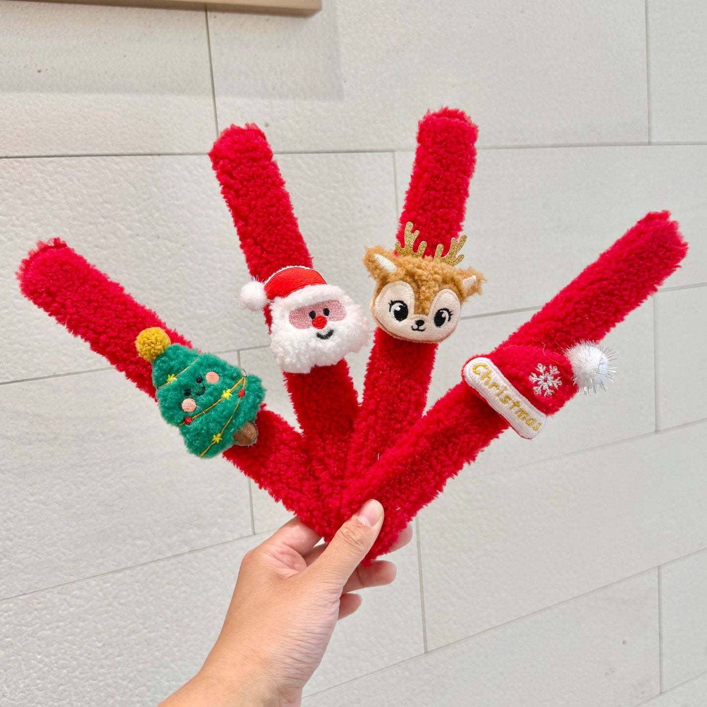 Pulsera navideña de felpa — diseños de reno, Papá Noel, árbol y gorro de Navidad