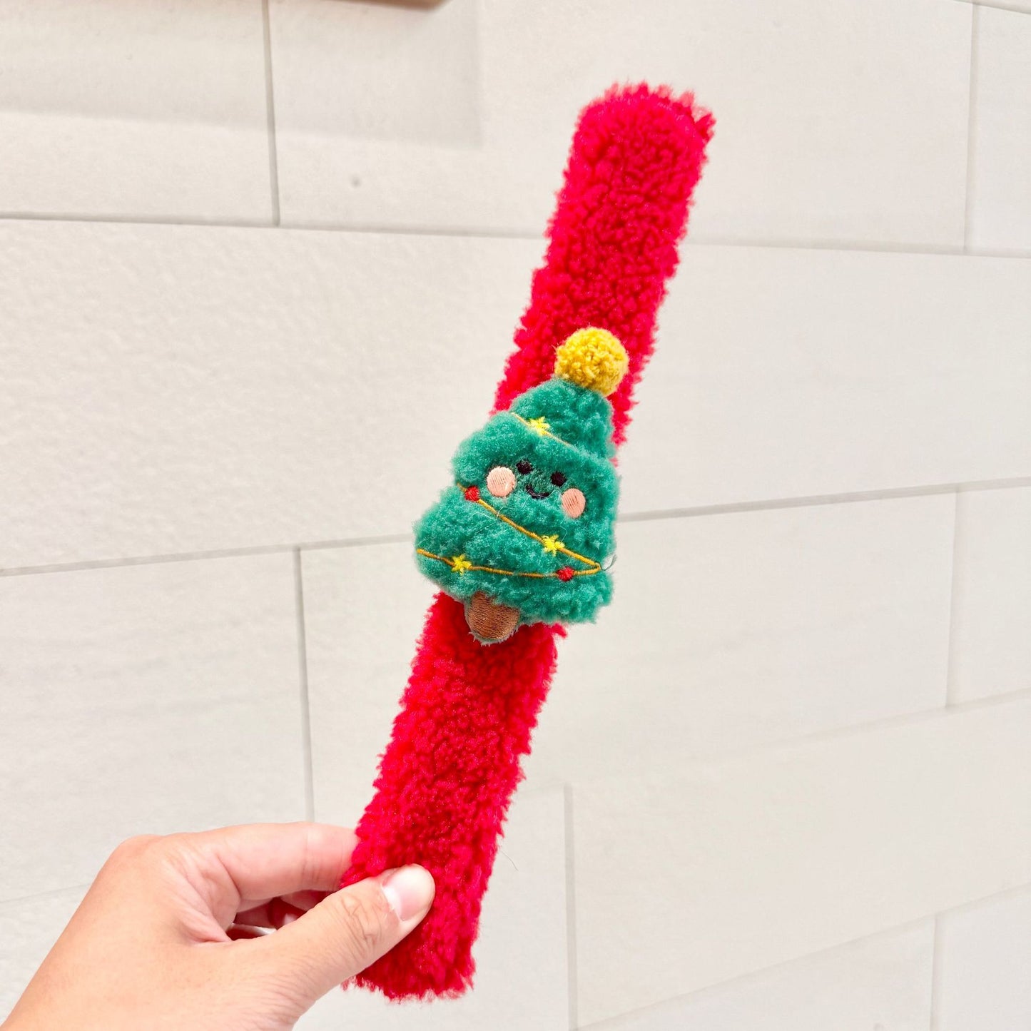 Pulsera navideña de felpa — diseños de reno, Papá Noel, árbol y gorro de Navidad